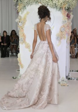 Julie Vino - Güz 2018 koleksiyonu - New York moda hafta gelin