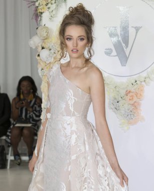 Julie Vino - Güz 2018 koleksiyonu - New York moda hafta gelin