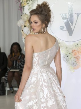 Julie Vino - Güz 2018 koleksiyonu - New York moda hafta gelin