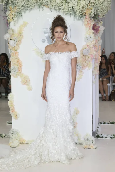 Julie Vino - Güz 2018 koleksiyonu - New York moda hafta gelin