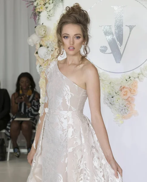 Julie Vino - Güz 2018 koleksiyonu - New York moda hafta gelin