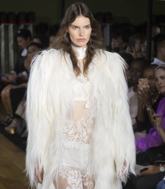 Rita Vinieris - Güz 2018 koleksiyonu - New York Fashio tarafından Rivini