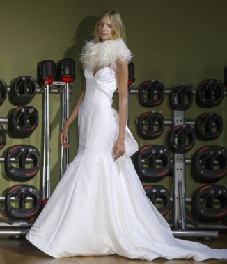 Rita Vinieris - Güz 2018 koleksiyonu - New York Fashio tarafından Rivini