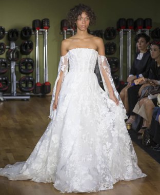 Rita Vinieris - Güz 2018 koleksiyonu - New York Fashio tarafından Rivini