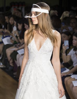 Rita Vinieris - Güz 2018 koleksiyonu - New York Fashio tarafından Rivini