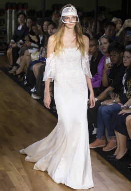 Rita Vinieris - Güz 2018 koleksiyonu - New York Fashio tarafından Rivini