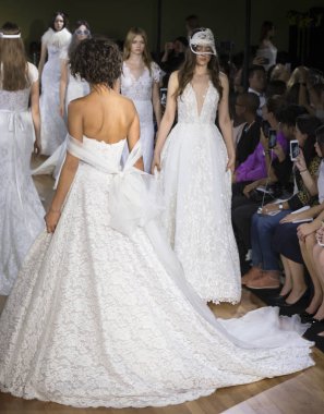 Rita Vinieris - Güz 2018 koleksiyonu - New York Fashio tarafından Rivini