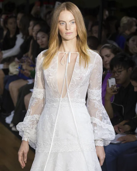 Rita Vinieris - Güz 2018 koleksiyonu - New York Fashio tarafından Rivini