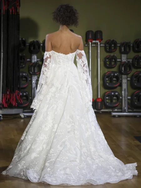 Rita Vinieris - Güz 2018 koleksiyonu - New York Fashio tarafından Rivini