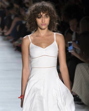 Öğlene kadar Noor show - bahar yaz 2018, New York Moda Haftası