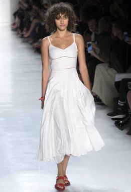 Öğlene kadar Noor show - bahar yaz 2018, New York Moda Haftası