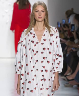 Öğlene kadar Noor show - bahar yaz 2018, New York Moda Haftası