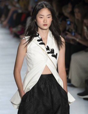 Öğlene kadar Noor show - bahar yaz 2018, New York Moda Haftası