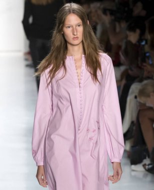 Öğlene kadar Noor show - bahar yaz 2018, New York Moda Haftası