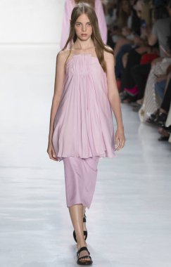 Öğlene kadar Noor show - bahar yaz 2018, New York Moda Haftası