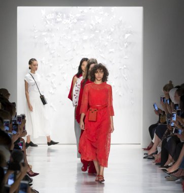 Öğlene kadar Noor show - bahar yaz 2018, New York Moda Haftası