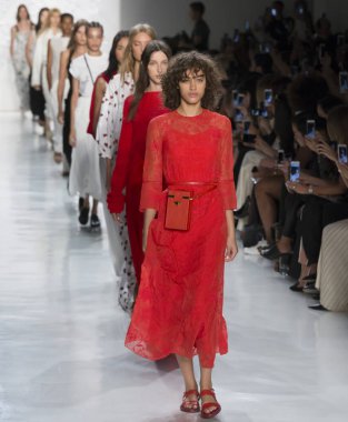 Öğlene kadar Noor show - bahar yaz 2018, New York Moda Haftası