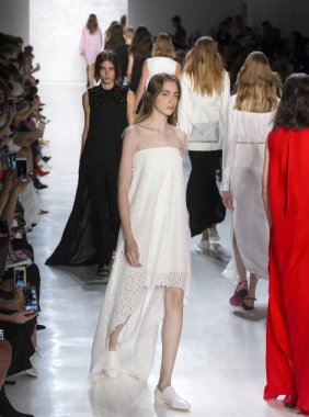 Öğlene kadar Noor show - bahar yaz 2018, New York Moda Haftası