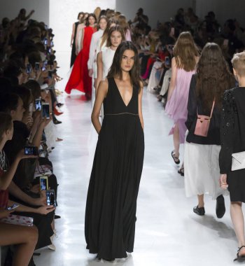 Öğlene kadar Noor show - bahar yaz 2018, New York Moda Haftası