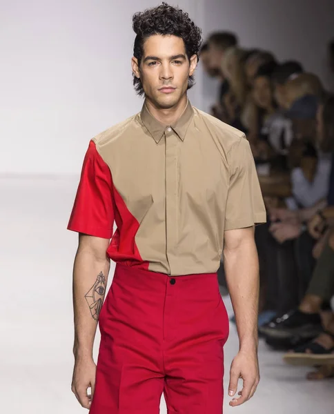 Carlos Campos - män våren sommaren 2018 Mens Show — Stockfoto