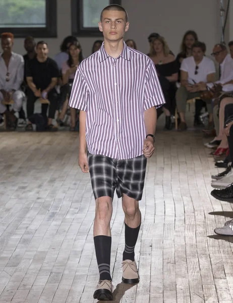 N. Hoolywood - Hombres Primavera Verano 2018 Mens Show —  Fotos de Stock