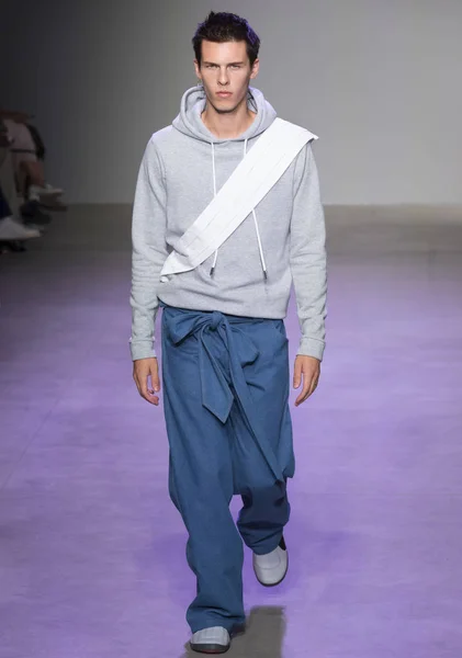 N-P-Elliott - Hombres Primavera Verano 2018 Mens Show —  Fotos de Stock