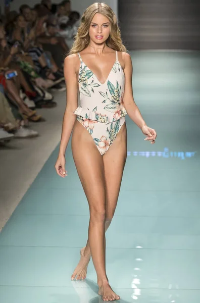 Montce plavání, Runway, Miami plavat týden, Usa — Stock fotografie