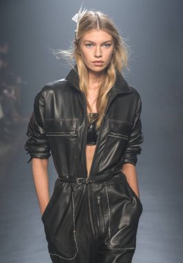 Rehberleri ve Voltaire göstermek, pist, Sonbahar Kış 2018, New York Fashio