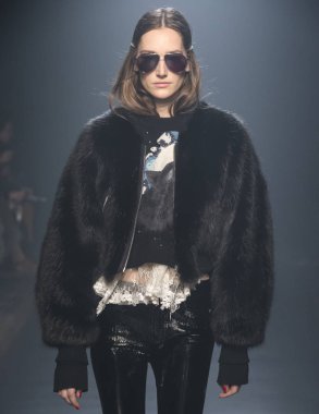 Rehberleri ve Voltaire göstermek, pist, Sonbahar Kış 2018, New York Fashio