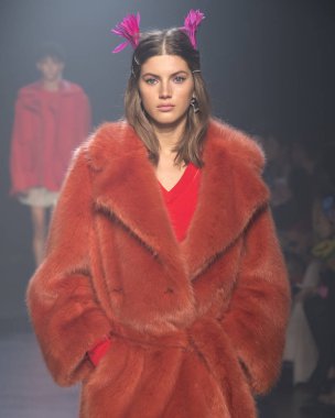 Rehberleri ve Voltaire göstermek, pist, Sonbahar Kış 2018, New York Fashio