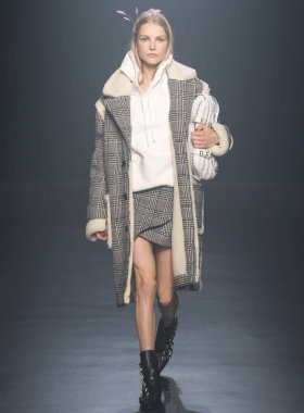 Rehberleri ve Voltaire göstermek, pist, Sonbahar Kış 2018, New York Fashio