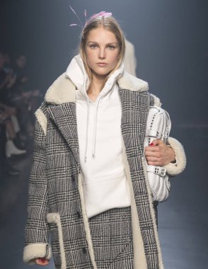 Rehberleri ve Voltaire göstermek, pist, Sonbahar Kış 2018, New York Fashio