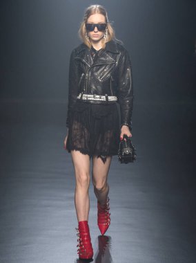 Rehberleri ve Voltaire göstermek, pist, Sonbahar Kış 2018, New York Fashio