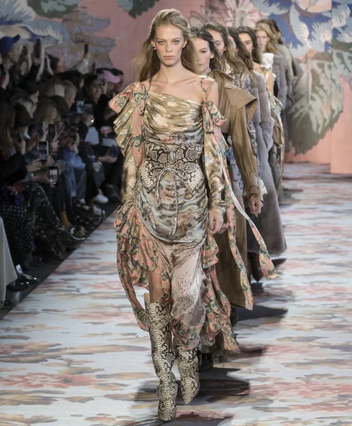 Zimmermann show - Otoño Invierno 2018, Semana de la Moda de Nueva York — Foto de Stock