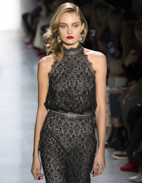 Tadashi Shoji Pokaż - jesień zima 2018, New York Fashion Week — Zdjęcie stockowe