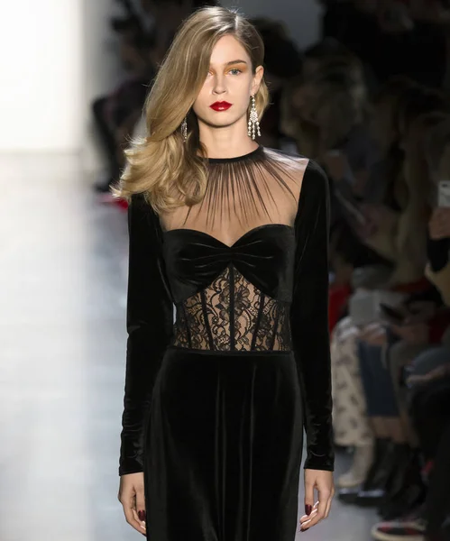 Tadashi Shoji show - hösten vintern 2018, New York Fashion Week — Stockfoto