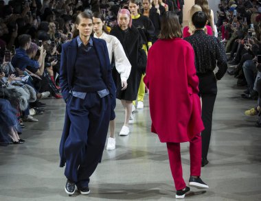 Öğlene kadar Noor show - sonbahar kış 2018, New York Moda Haftası