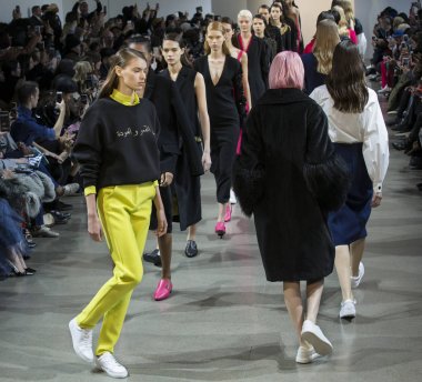 Öğlene kadar Noor show - sonbahar kış 2018, New York Moda Haftası