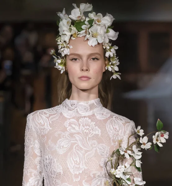 Reem Acra-2019 春季精选-纽约时装周 Brida — 图库照片