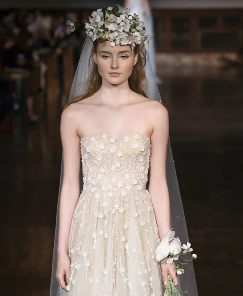 Reem Acra-2019 春季精选-纽约时装周 Brida — 图库照片