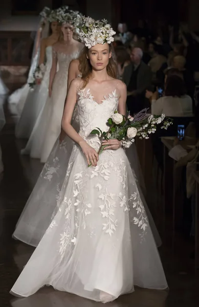 Reem Acra - Kolekcja wiosenna 2019 - New York Fashion tydzień Brida — Zdjęcie stockowe