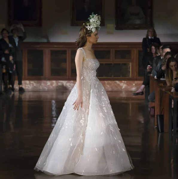 Reem Acra - Kolekcja wiosenna 2019 - New York Fashion tydzień Brida — Zdjęcie stockowe