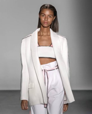 Custo Barcelona 2020 Yaz Pist Şovu