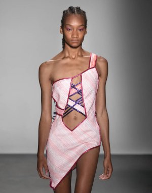 Custo Barcelona 2020 Yaz Pist Şovu