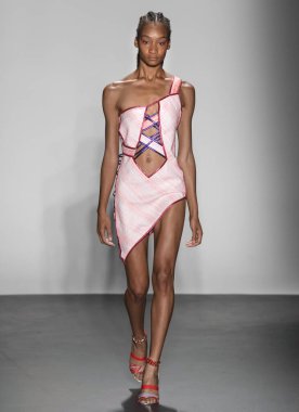 Custo Barcelona 2020 Yaz Pist Şovu