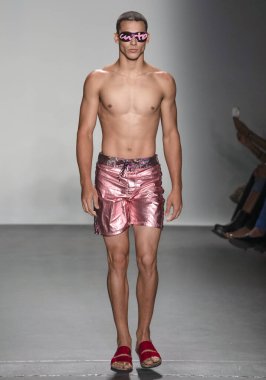 Custo Barcelona 2020 Yaz Pist Şovu