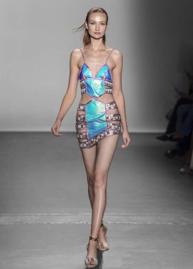 Custo Barcelona 2020 Yaz Pist Şovu