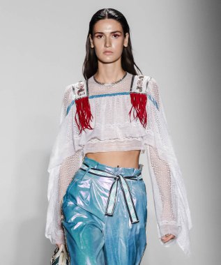 Custo Barcelona 2020 Yaz Pist Şovu