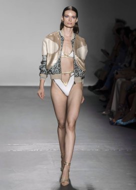 Custo Barcelona 2020 Yaz Pist Şovu