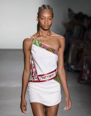 Custo Barcelona 2020 Yaz Pist Şovu